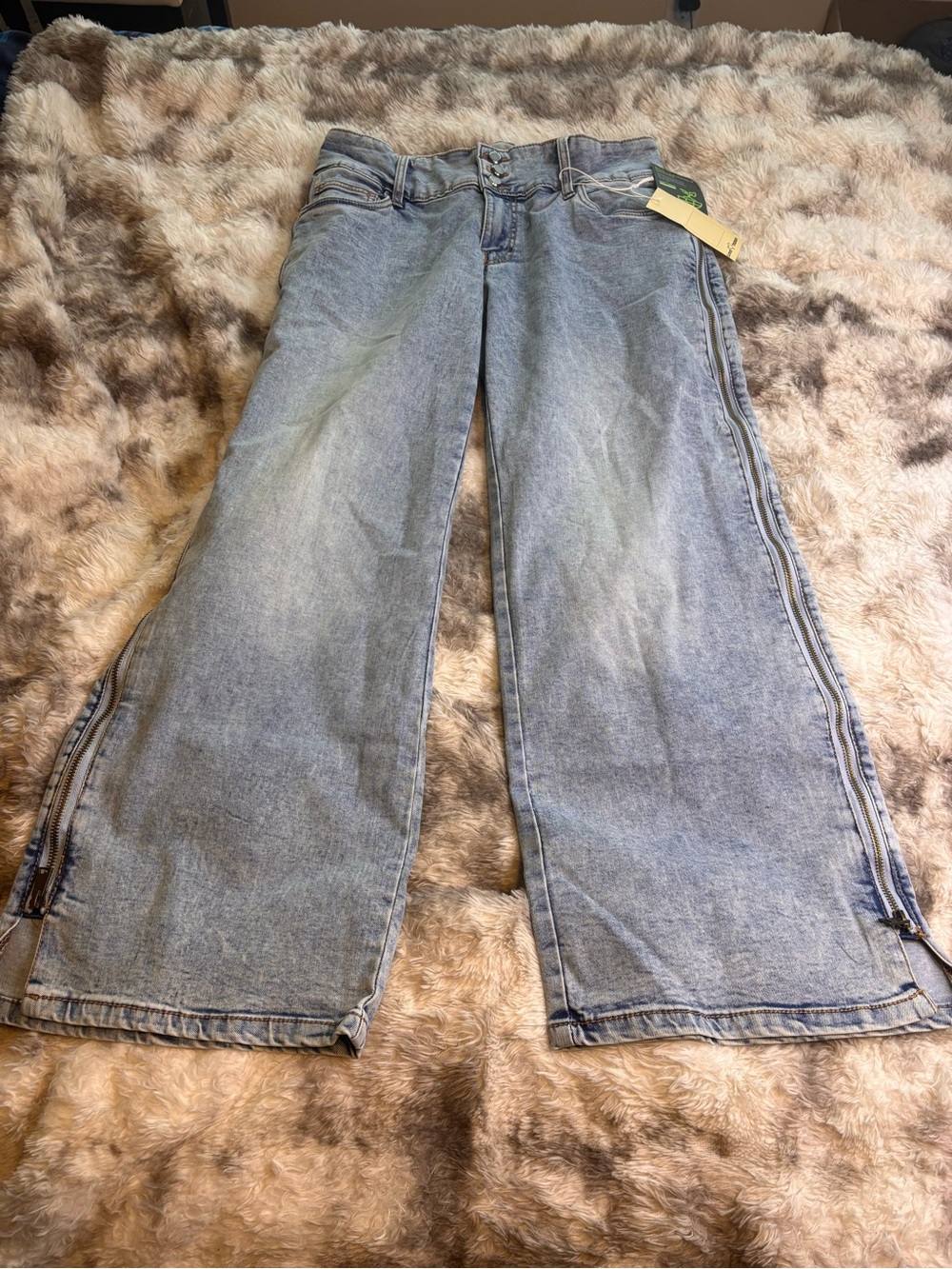 NWT Light Wash Wide Leg Women’s Jeans with zipper sides
